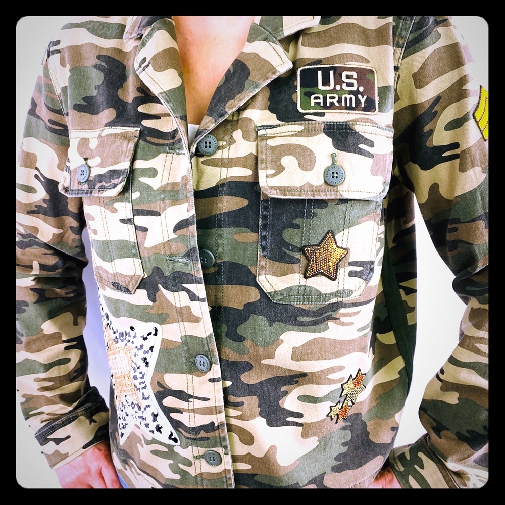 Camouflaged jacket with angel wings in sequins